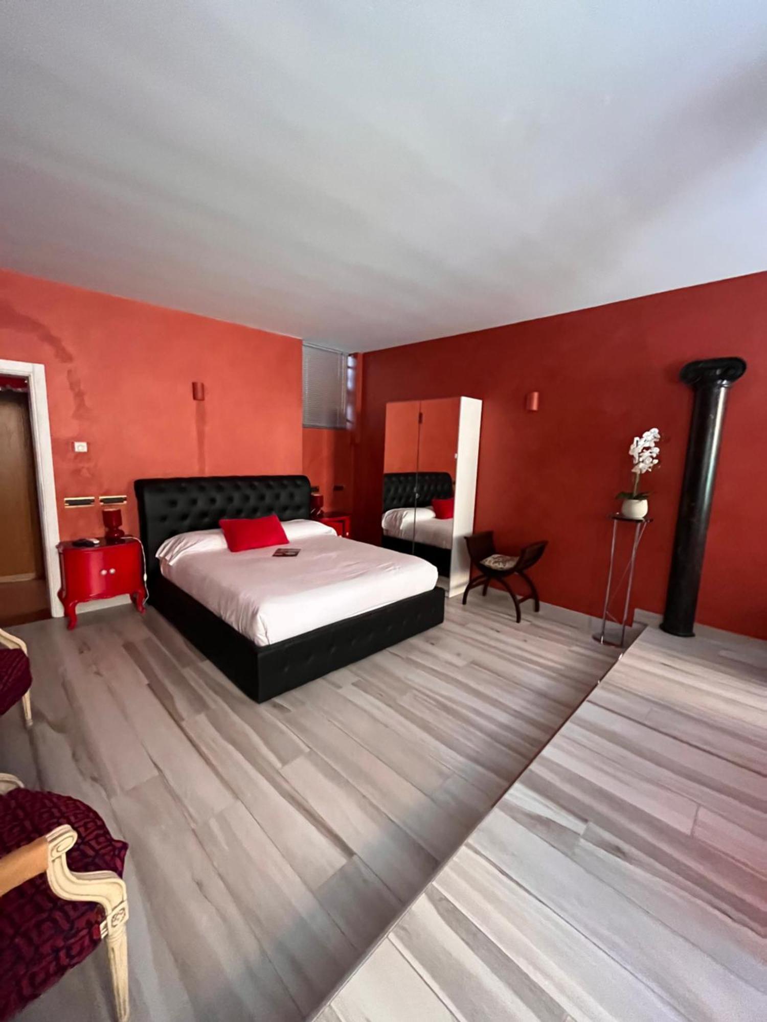 The Queen Tower Bed & Breakfast Desenzano del Garda Luaran gambar