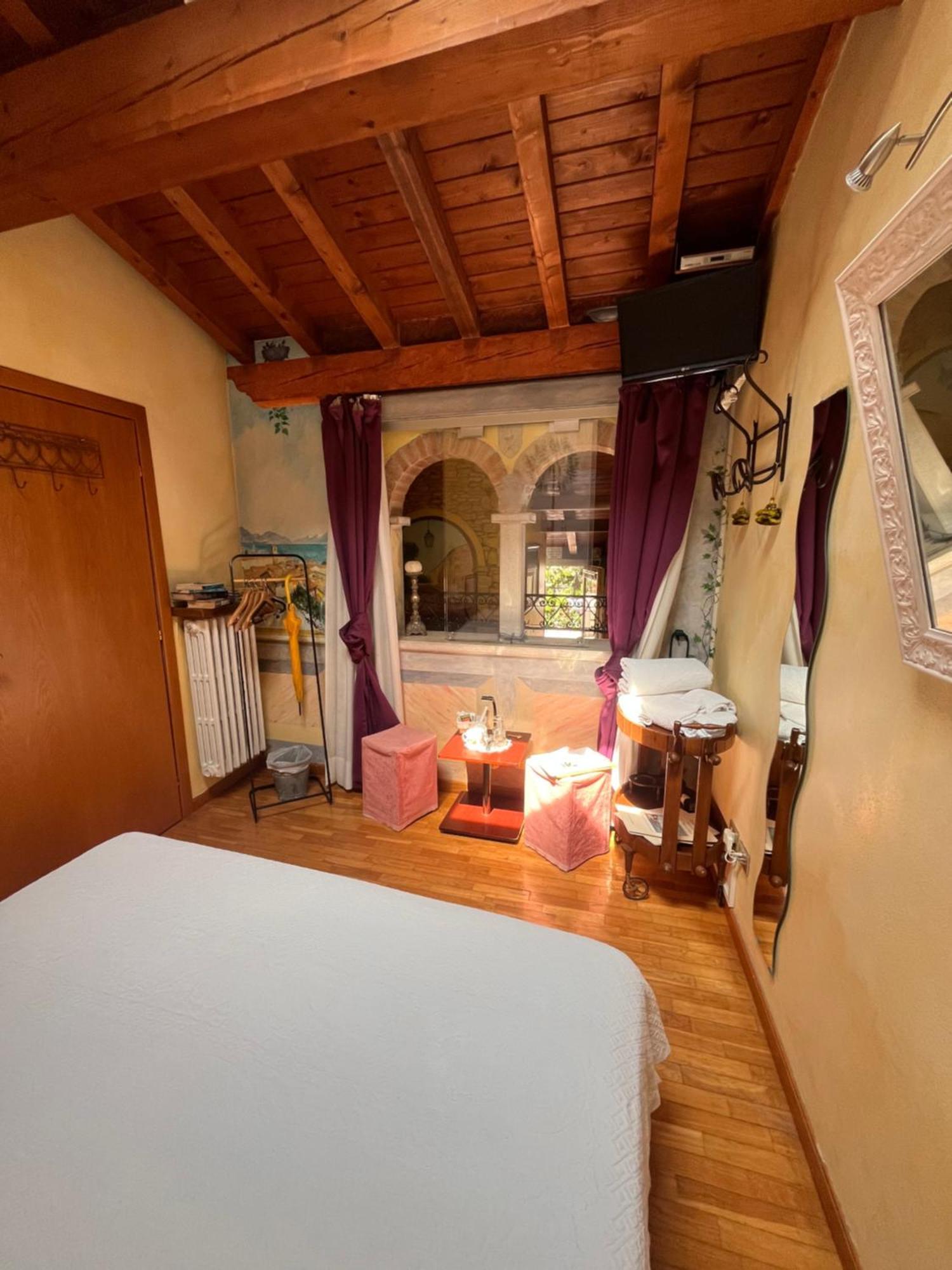 The Queen Tower Bed & Breakfast Desenzano del Garda Luaran gambar